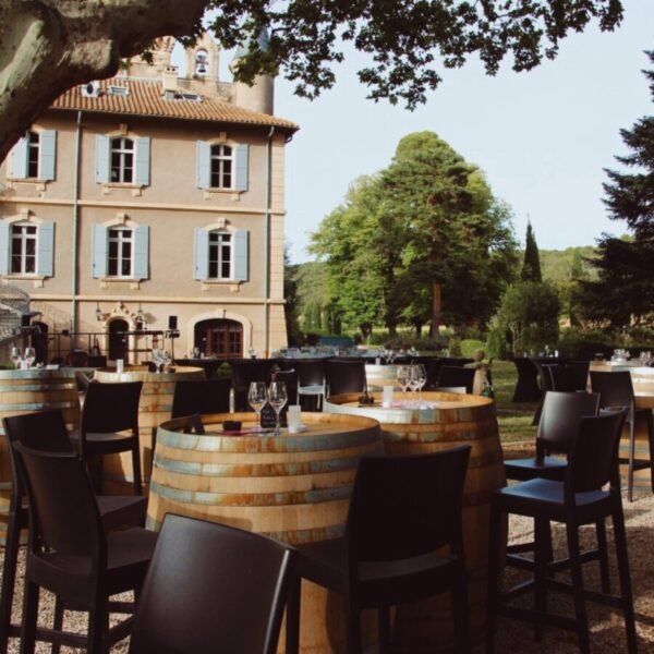 Espace dégustation dans les jardins du Château Capion, Domaine viticole à Aniane dans l'Hérault