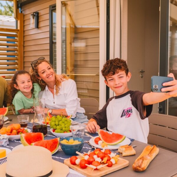 Famille sur la terrasse d'un chalet au Camping Le Chateau Sun Marina en Vendée à Saint Hilaire sur Riez