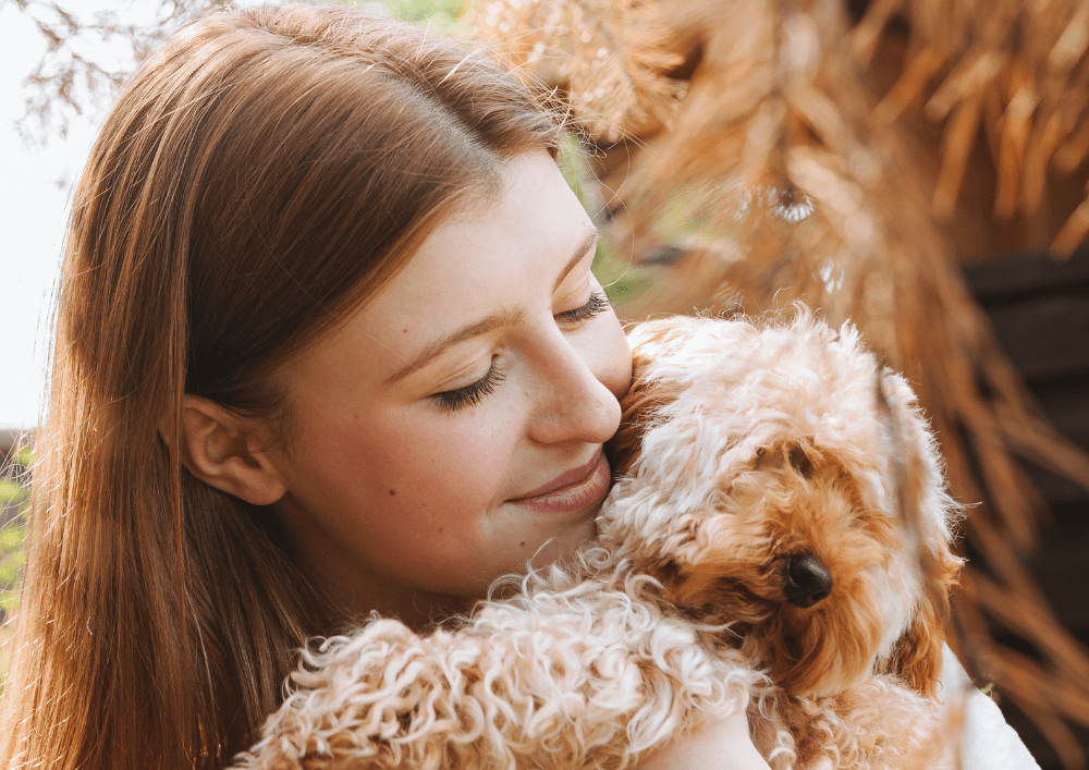 Jeune fille et son chien arrivés au Moyen-Orient par avion