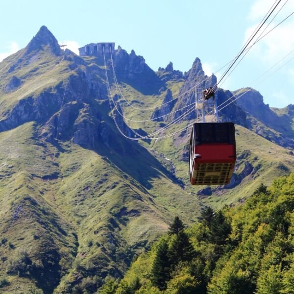 La chaine des Puy, proche des Gîtes des 5 Chemins dans le massif du Sancy dans le Puy de Dôme en Auvergne