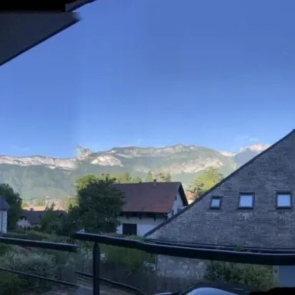 Vue sur les montagnes depuis la Maison de Vacances Le gré du Lac près d'Annecy en Haute Savoie dans les Alpes