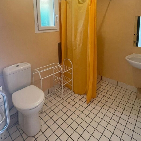 Salle d'eau PMR des Gîtes des 5 Chemins dans le massif du Sancy dans le Puy de Dôme en Auvergne