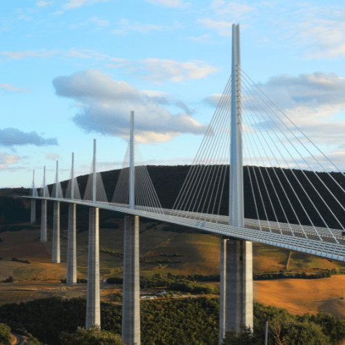 Magnifique vue du Viaduc de Millau dans l'Aveyron, à découvrir avec vos enfants et vos chiens