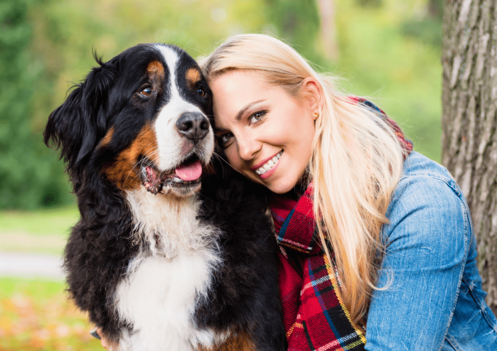 femme avec son chien qui organise les voyages avec un chien et trouve des hébergements chiens bienvenus