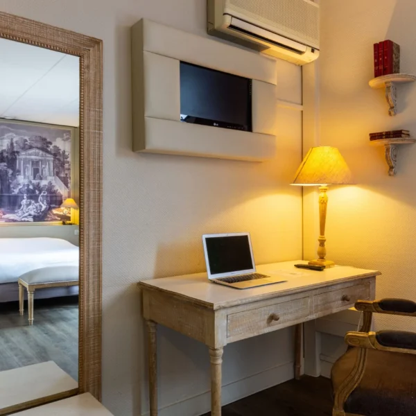 Le coin bureau dans une chambre de l'Hôtel de France à Toulouse en Haute-Garonne en Occitanie