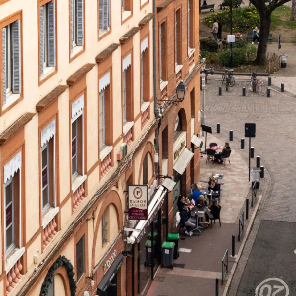 La rue de l'Hôtel de France à Toulouse en Haute-Garonne en Occitanie