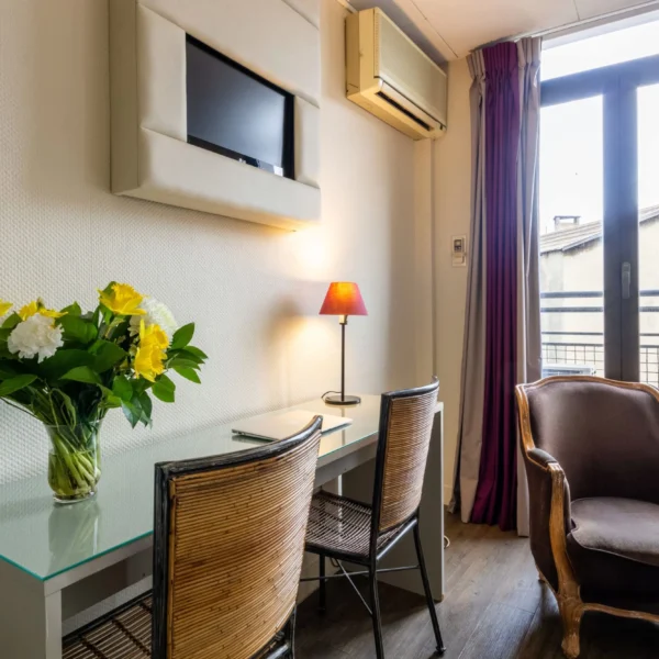 Le coin bureau dans une chambre de l'Hôtel de France à Toulouse en Haute-Garonne en Occitanie