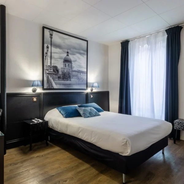 Une chambre double de l'Hôtel de France à Toulouse en Haute-Garonne en Occitanie