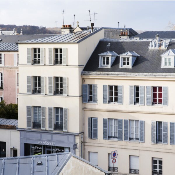 La vue sur les toits de l'Hôtel des Roys Versailles à Versailles dans les Yvelines en Île de France