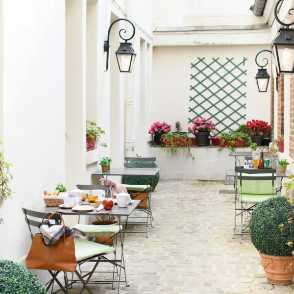 Le patio de l'Hôtel des Roys Versailles à Versailles dans les Yvelines en Île de France