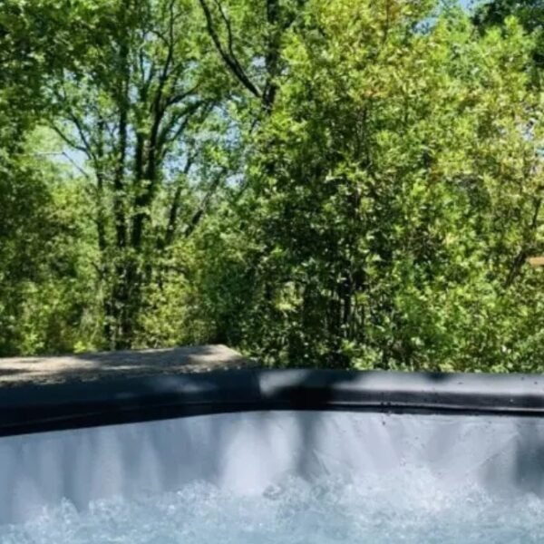 Vu sur la nature de la jacuzzi de Gîte Insolite l'Atelier des Rêves à Salernes en Var, Provence Alpes Côte d'Azur