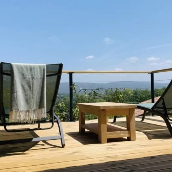 Terrasse avec deux chaises longues à la Gîte Insolite l'Atelier des Rêves à Salernes en Var, Provence Alpes Côte d'Azur