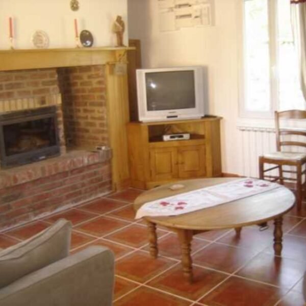 Salle sejour avec TV et cheminée du Gite Chez Marguerite à Saint Blimont dans la Somme , Hauts-de-France