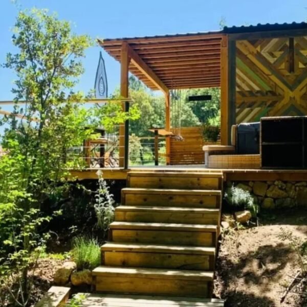 Escalier qui amène au Gîte Insolite l'Atelier des Rêves à Salernes en Var, Provence Alpes Côte d'Azur