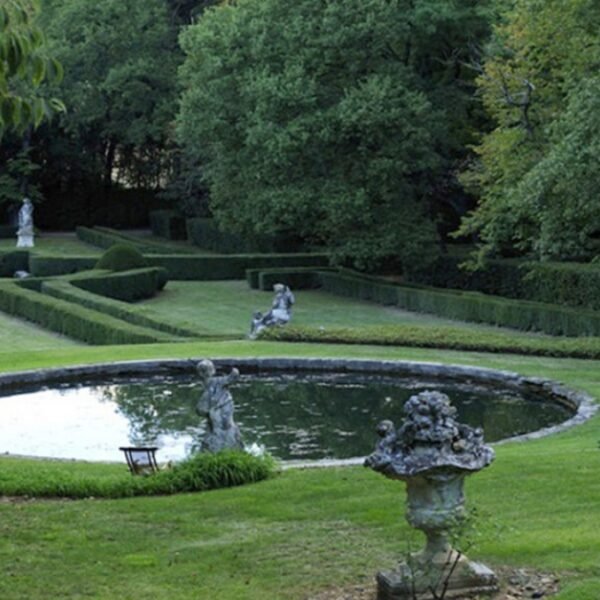 Jardin avec statues et un petit bassin de jardin de Château de l’Engarran à Lavérune en Hérault, Occitanie