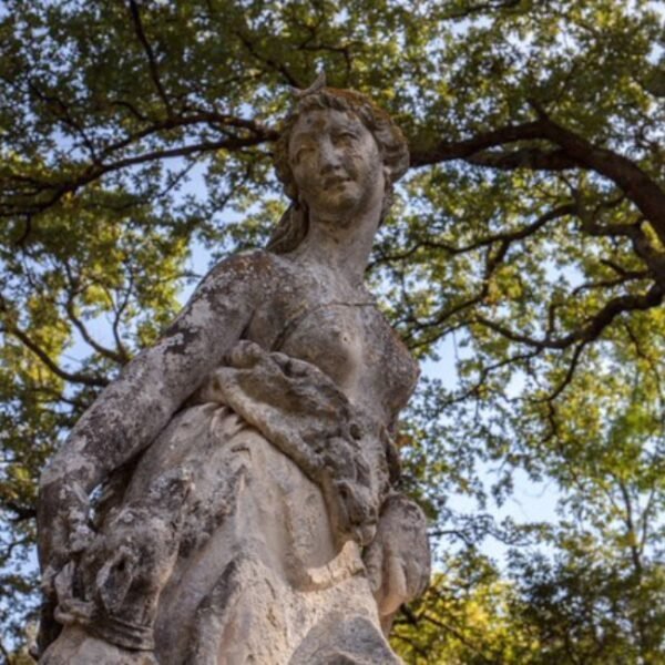 Statue d'une femme dans le jardin de Château de l’Engarran à Lavérune en Hérault, Occitanie