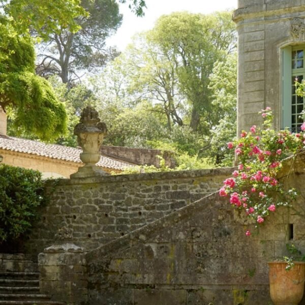 Escalier dans le jardin de Château de l’Engarran à Lavérune en Hérault, Occitanie