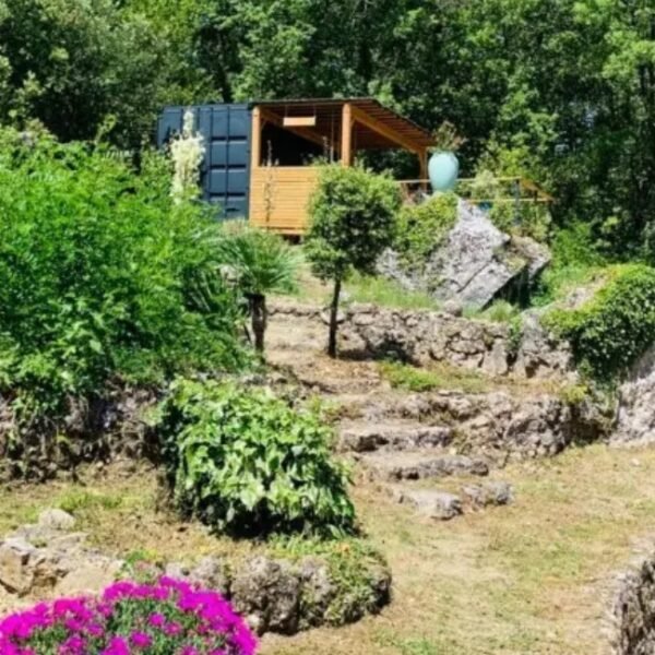 Vu extérieure avec fleurs et nature de la Gîte Insolite l'Atelier des Rêves à Salernes en Var, Provence Alpes Côte d'Azur