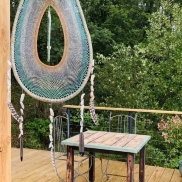 Terrasse avec table à la Gîte Insolite l'Atelier des Rêves à Salernes en Var, Provence Alpes Côte d'Azur