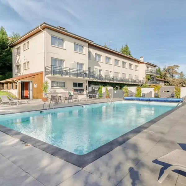 Piscine chauffée de l'Hôtel Maison Carrée proche de Nancy en Lorraine en Meurthe et Moselle