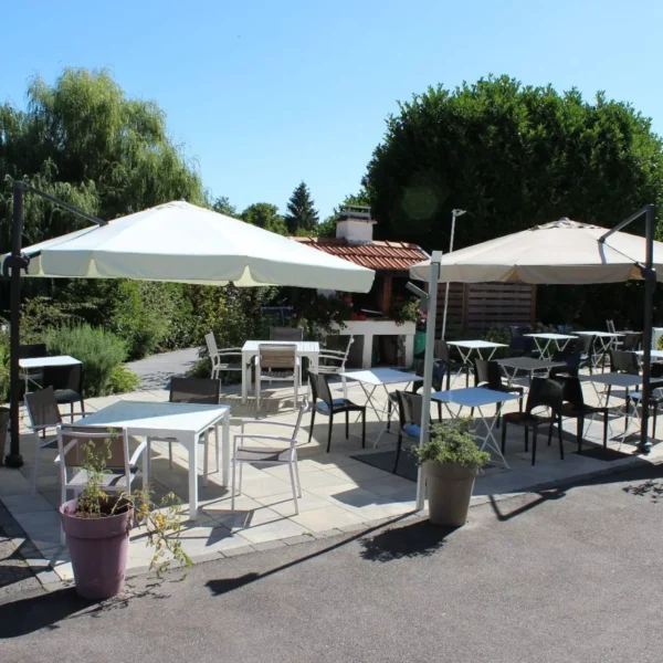 Piscine chauffée et terrasse de l'Hôtel Maison Carrée proche de Nancy en Lorraine en Meurthe et Moselle