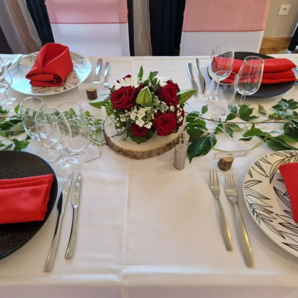 Table au Restaurant Carré d'Art de l'Hôtel Maison Carrée proche de Nancy en Lorraine en Meurthe et Moselle