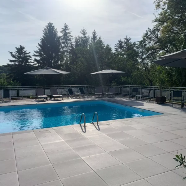 Piscine chauffée de l'Hôtel Maison Carrée proche de Nancy en Lorraine en Meurthe et Moselle