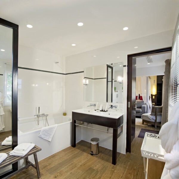 Salle de bain dans une chambre de l'Hôtel Domaine de Bellevue à Neufmoutiers en Brie en Seine et Marne, Île de France