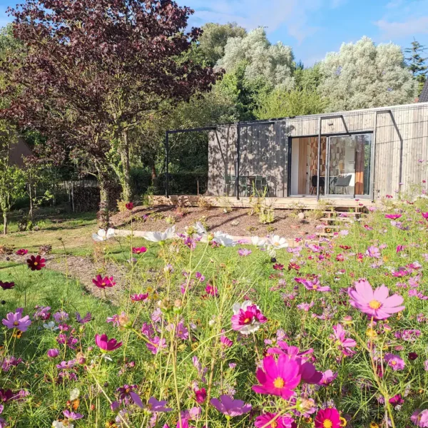 Vue extérieure et jardin du Gite L'Ermitage - L'Ecolodge des Monts des Flandres dans le Nord dans les Hauts de France