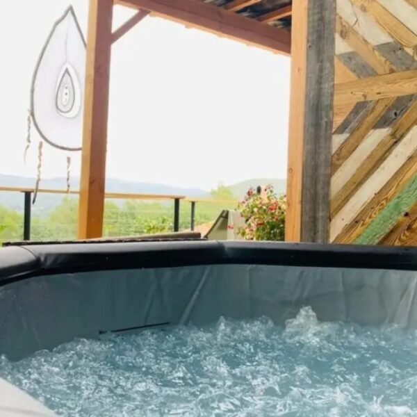 Jacuzzi chez Gîte Insolite l'Atelier des Rêves à Salernes en Var, Provence Alpes Côte d'Azur