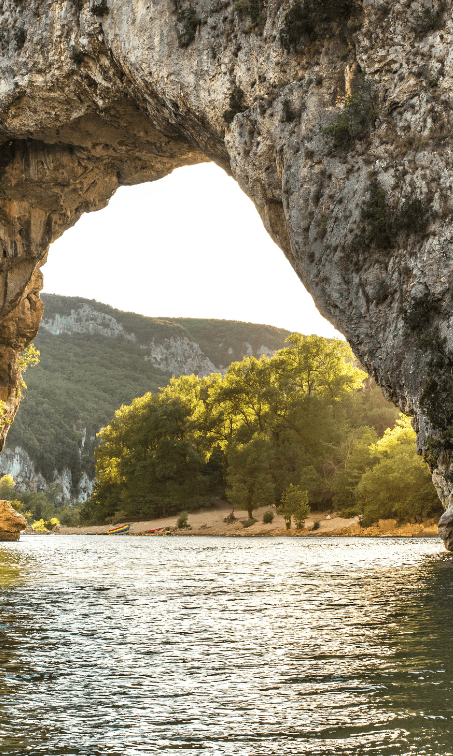 Arche en pierre emblématique de l'Ardèche, accessible avec un chien et des enfants en canoë-kayak