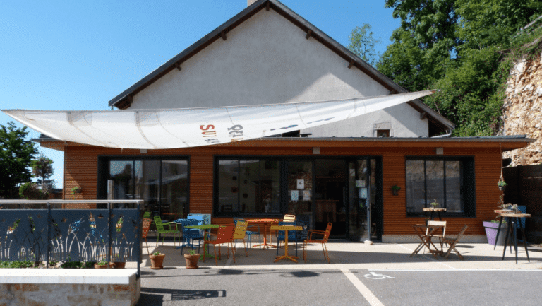 Devanture du Café - Restaurant La Fora à Plateau d'Hauteville dans l'Ain en Auvergne-Rhône-Alpes.