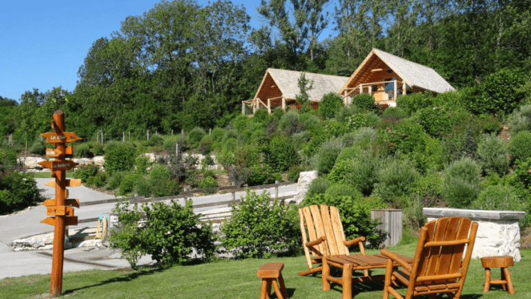 Espace vert du Camping Les 12 Cols à Plateau d'Hauteville dans l'Ain en Auvergne-Rhône-Alpes.