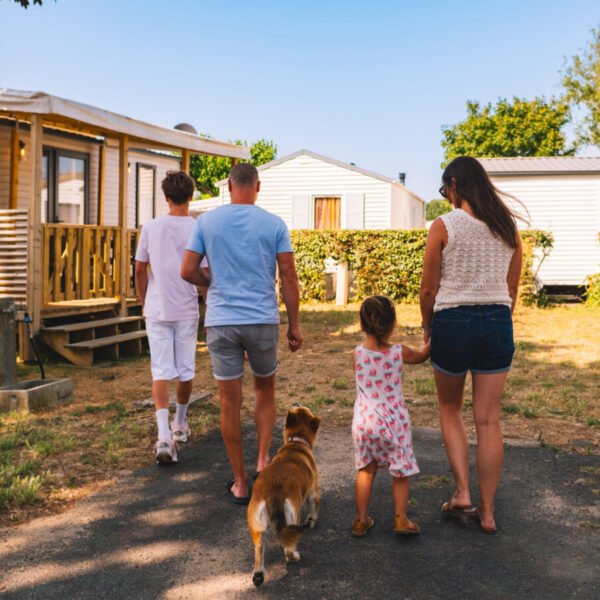 famille et son chien au camping Sun Marina le chateau en Vendée
