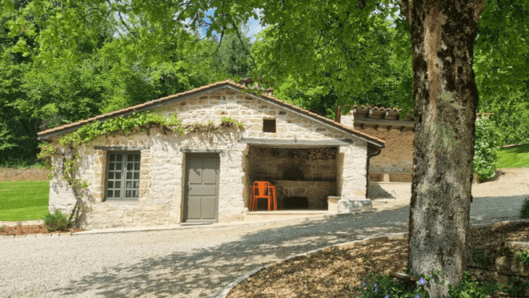 Façade du Gîte du Four au Moulin de Cramans à Leyssard dans l'Ain en Auvergne-Rhône-Alpes.