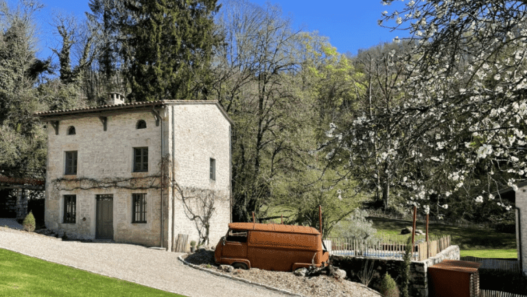 Façade du Gîte du moulin de Cramans à Leyssard dans l'Ain en Auvergne-Rhône-Alpes.