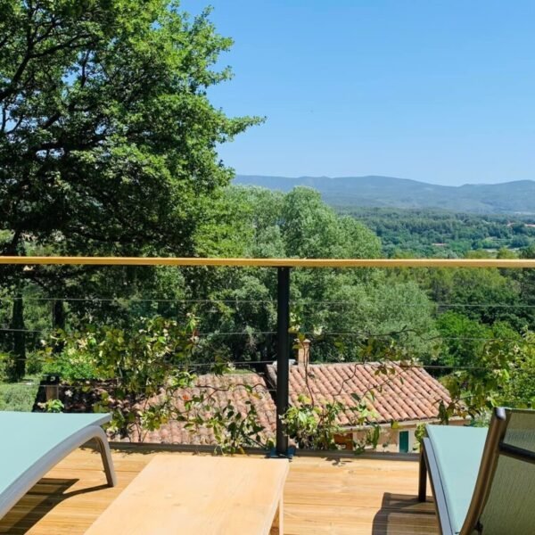 terrase du gite insolite l'atelier des rêves dans le verdon