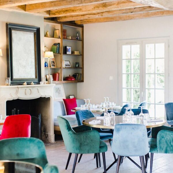 Table à manger avec des cosy chaises à l'Hôtel Domaine de Bellevue à Neufmoutiers en Brie en Seine et Marne, Île de France