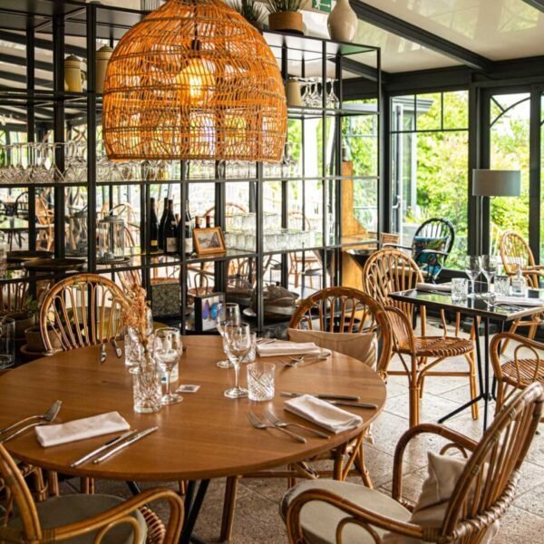 Salle à manger avec vu sur la terrasse et le jardin chez l'Hôtel Domaine de Bellevue à Neufmoutiers en Brie en Seine et Marne, Île de France