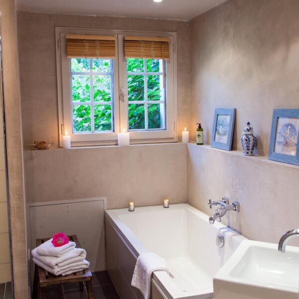 Salle de bain avec une baignoire à l'Hôtel Domaine de Bellevue à Neufmoutiers en Brie en Seine et Marne, Île de France