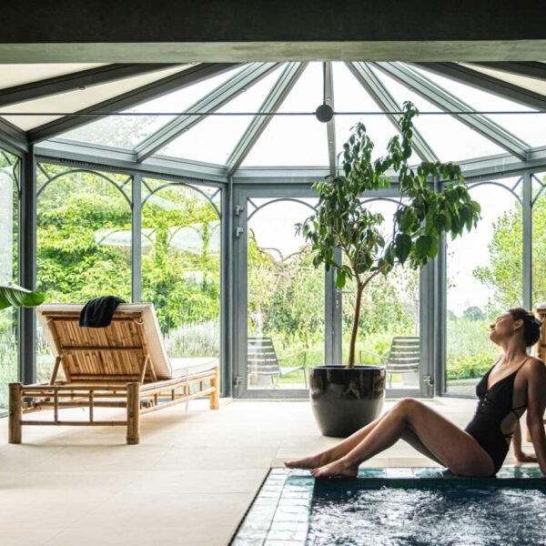 Zone SPA et relax avec vu sur jardin chez l'Hôtel Domaine de Bellevue à Neufmoutiers en Brie en Seine et Marne, Île de France