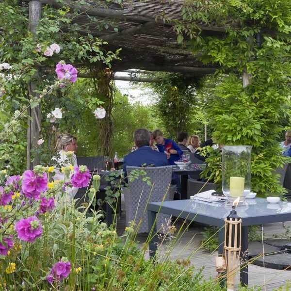 Terrasse du restaurant à l'Hôtel Domaine de Bellevue à Neufmoutiers en Brie en Seine et Marne, Île de France