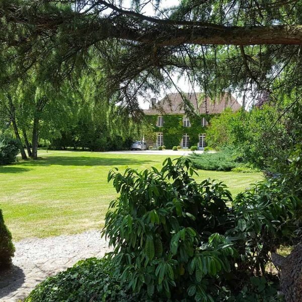 Vu de le jardin de l'Hôtel Domaine de Bellevue à Neufmoutiers en Brie en Seine et Marne, Île de France