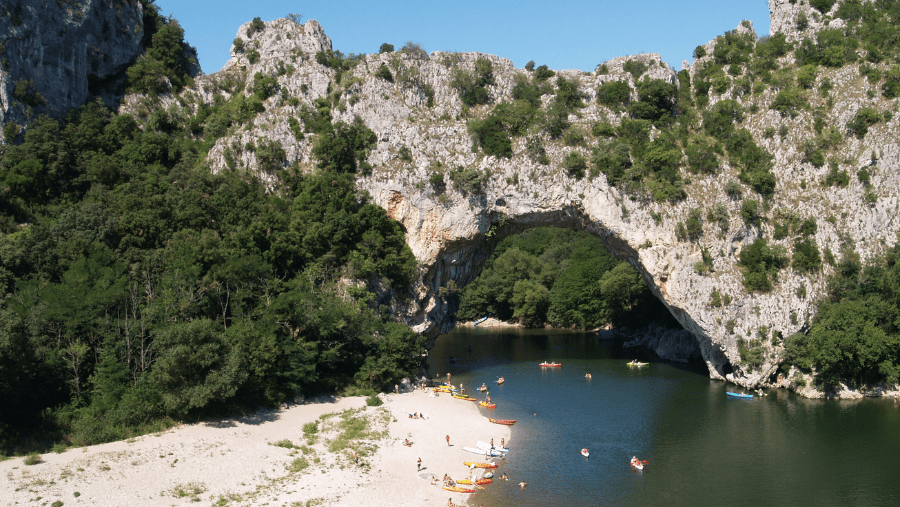 Le Pont d'Arc en Ardèche à découvrir pendant les vacances en Ardèche en famille avec un chien