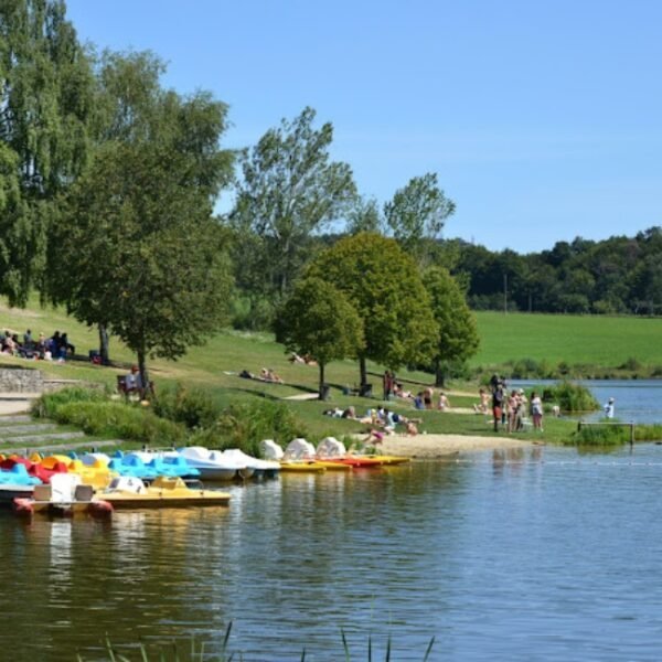 Base nautique près du Camping Domaine relais du lac Saint Gervais en Aveyron proche de Laguiole et de l'Aubrac