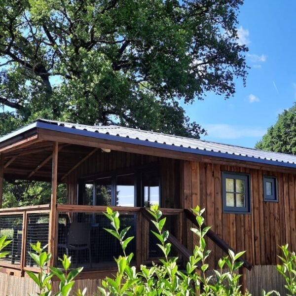 Chalet au Camping Domaine relais du lac Saint Gervais en Aveyron proche de Laguiole et de l'Aubrac