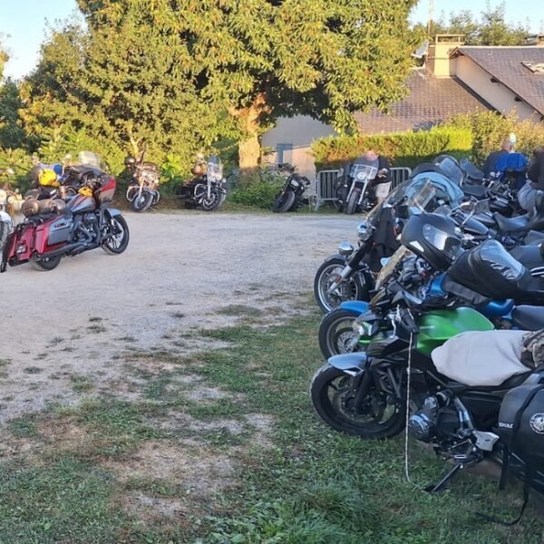 Accueil Motards au Camping Domaine relais du lac Saint Gervais en Aveyron proche de Laguiole et de l'Aubrac