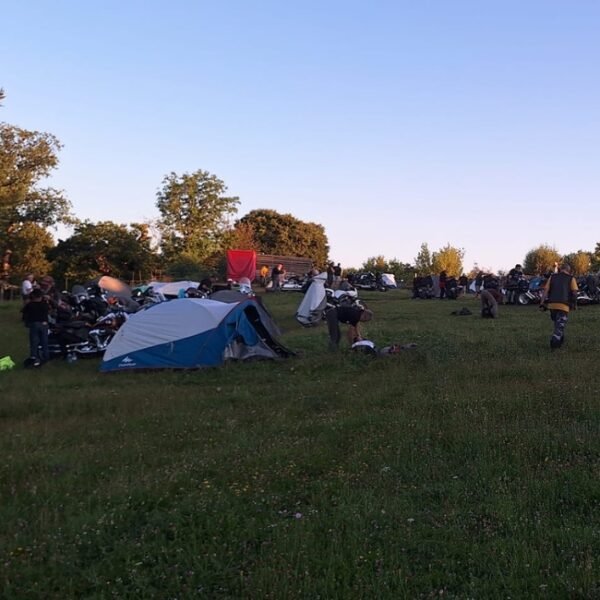 Campement de motards au Camping Domaine relais du lac Saint Gervais en Aveyron proche de Laguiole et de l'Aubrac