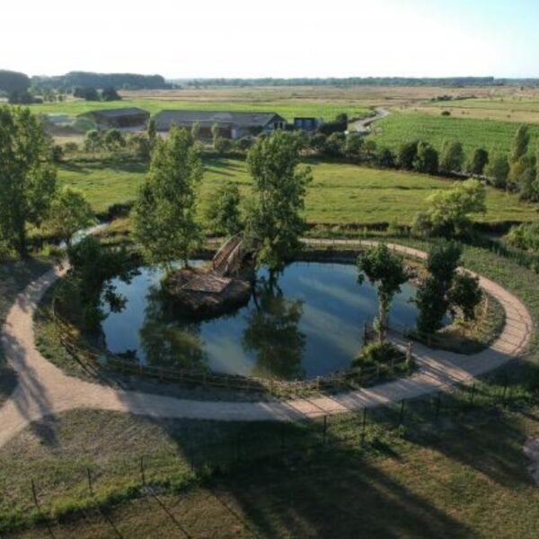 L'étang privé du Camping Le Chateau Sun Marina en Vendée à Saint Hilaire sur Riez