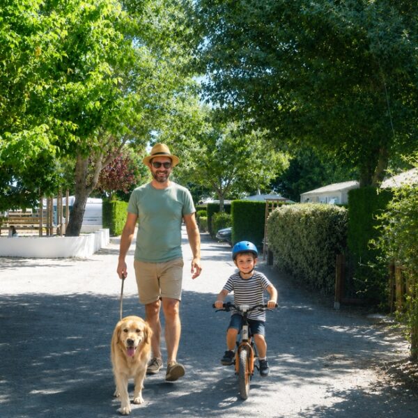 Famille qui promène son chien au Camping Europa en Vendée sur la côte Atlantique